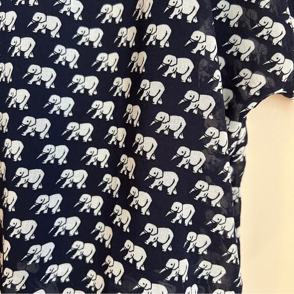 CAbi Navy/White Elephant Pattern Stretchy Waist Short Sleeve Blouse Size Small - Picture 5 of 13